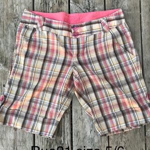 Ladies Bermuda shorts. Size 5/6.